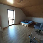 Dom Letniskowy * 谢拉库夫